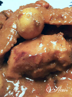 Una foto de Pollo silvestre en salsa de azafran y patatas baby
