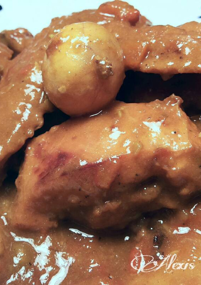 Una foto de Pollo silvestre en salsa de azafran y patatas baby