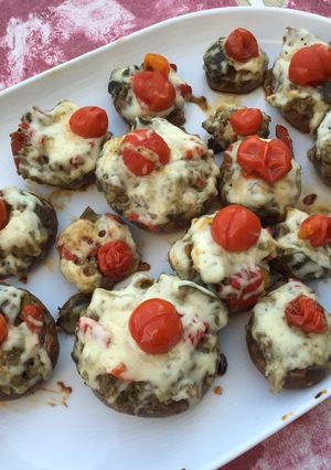 Une photo de Champignons bruns farcis bœuf, légumes, emmental et tomates