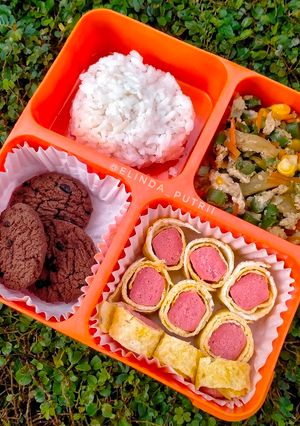 Foto resep Bekal Anak Sekola (nasi +orak arik sayur+telur gulung+biskuit)