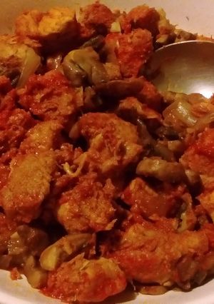 Una foto de Mixiote de puerco y hongos
