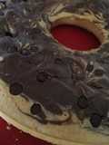 Ciambella bicolore con gocce di cioccolato