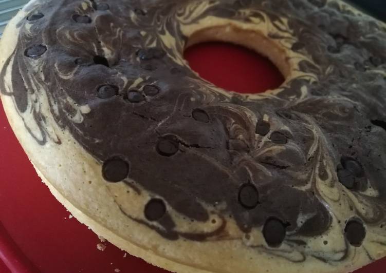 Ciambella bicolore con gocce di cioccolato