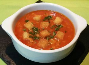 Una foto de Sopa de tomate y calamares con picatostes