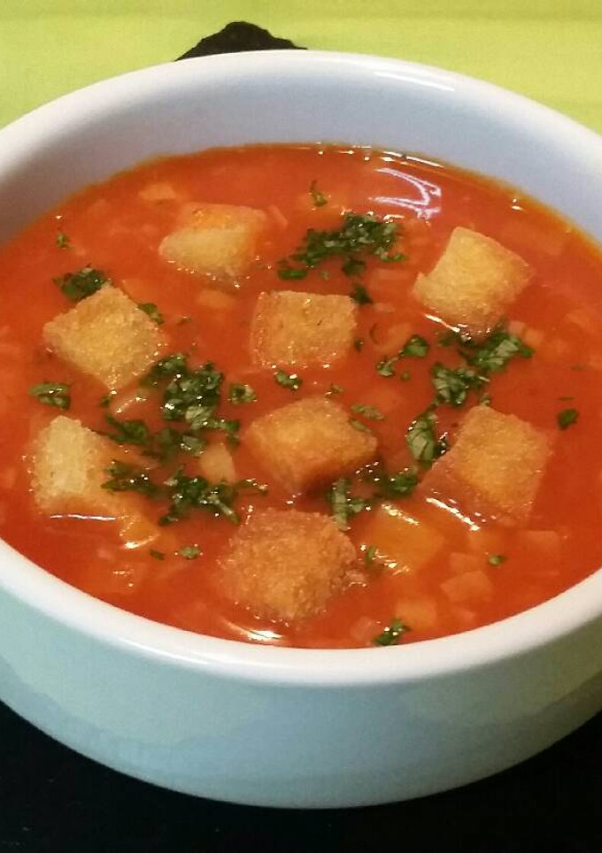 Una foto de Sopa de tomate y calamares con picatostes