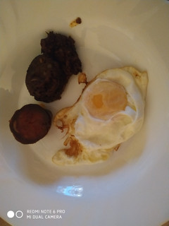 Una foto de Chorizo y morcilla al microondas con huevo frito