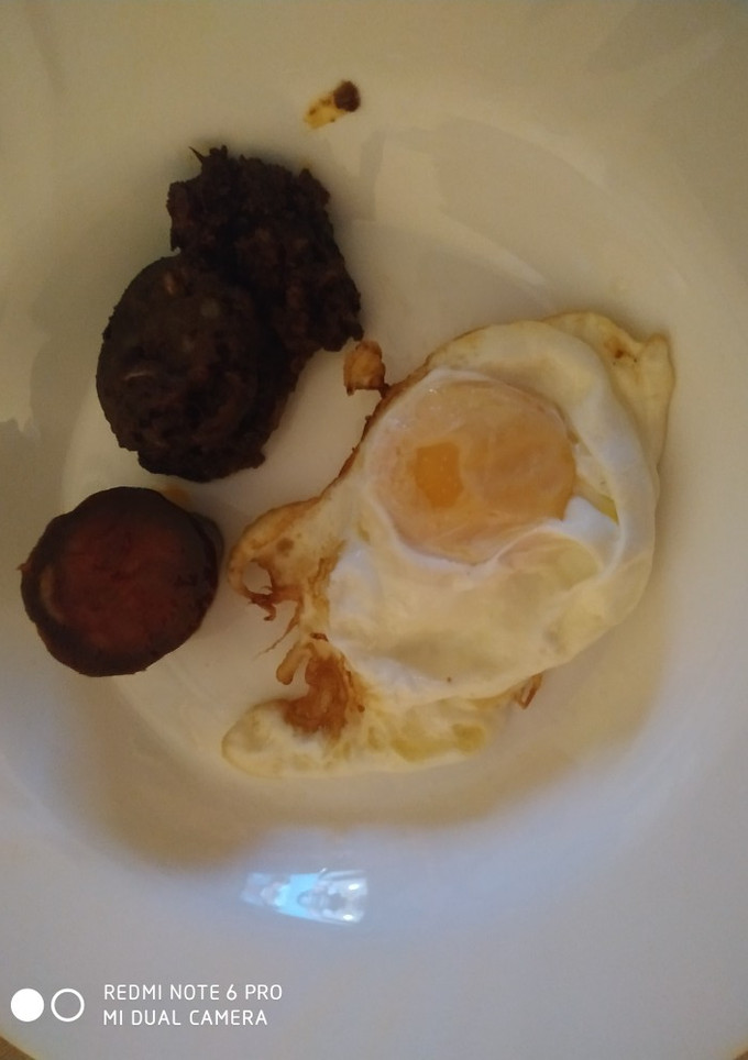 Una foto de Chorizo y morcilla al microondas con huevo frito