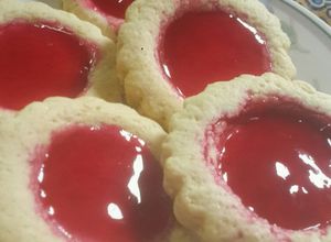 Una foto de Galletitas coronita con cubierta de jalea de frambuesa🍪🍇🍇