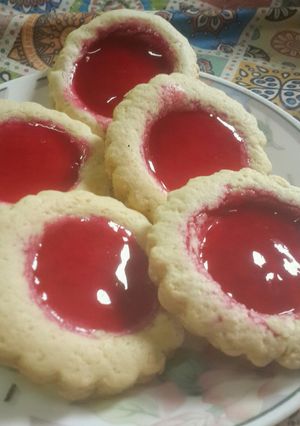 Una foto de Galletitas coronita con cubierta de jalea de frambuesa🍪🍇🍇