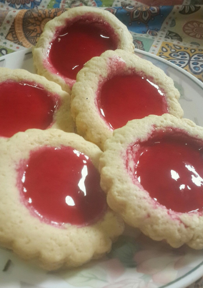 Una foto de Galletitas coronita con cubierta de jalea de frambuesa🍪🍇🍇