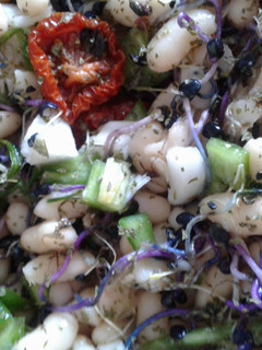 Una foto de Ensalada de alubias blancas con brotes