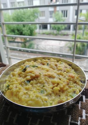 દાલ ખીચડી(dal khichadi recipe in Gujarati) રેસીપી મુખ્ય ફોટો