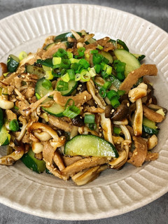 肉絲炒菇菇（素） 的食譜成品照片