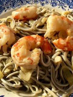 Una foto de Gambones al ajillo con gulas y cebolla 🦐🍽