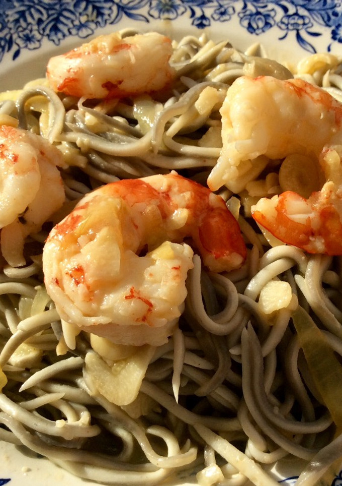 Una foto de Gambones al ajillo con gulas y cebolla 🦐🍽