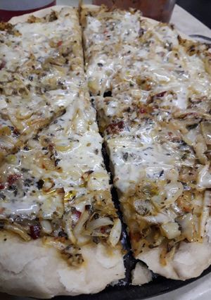 Una foto de Pizza de cebolla y queso