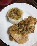 Guiso de pollo con champiñones y arroz blanco