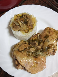 Una foto de Guiso de pollo con champiñones y arroz blanco