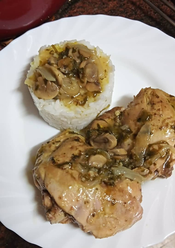 Una foto de Guiso de pollo con champiñones y arroz blanco