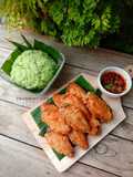 Fried Chicken Wings with Jaew Dipping Sauce & Pandan Sticky Rice