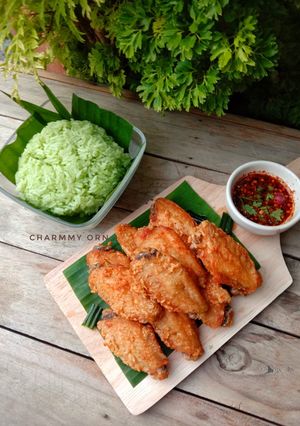 รูปของ ปีกไก่ทอด น้ำจิ้มแจ่ว + ข้าวเหนียวใบเตย