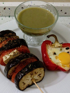 Una foto de Brocheta de tofu, pimiento relleno y crema de apio