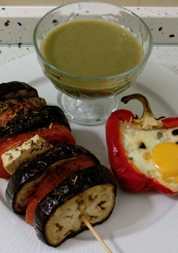 Una foto de Brocheta de tofu, pimiento relleno y crema de apio