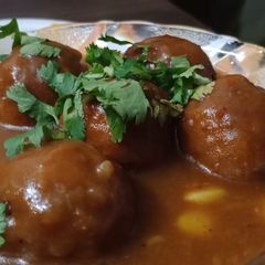 A picture of Bread corn balls with gravy.