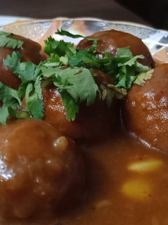 A picture of Bread corn balls with gravy.