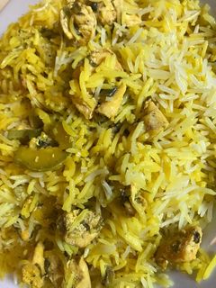 صورة لوصفة رز اصفر بصدور الدجاج