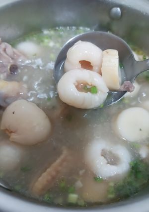 Hình của món Gà nấu trái vải.