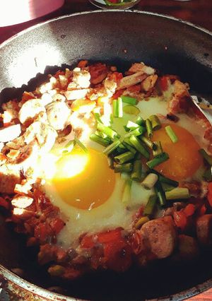 รูปของ ไข่กระทะ ไก่ร่วนผักและใส้กรอก