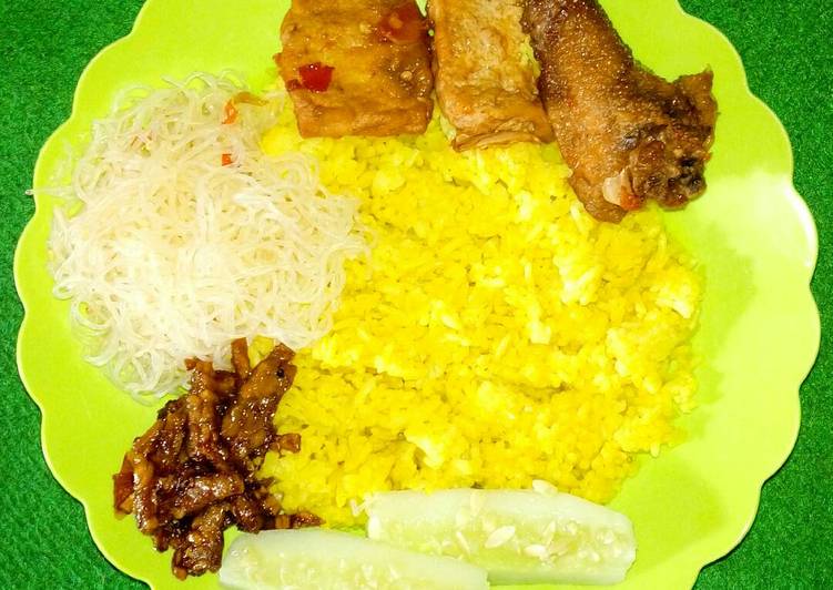 Nasi Kuning Rice Cooker simple punel enaaak 😘