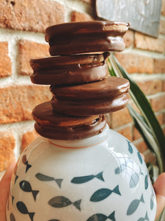 Una foto de Alfajores de chocolate