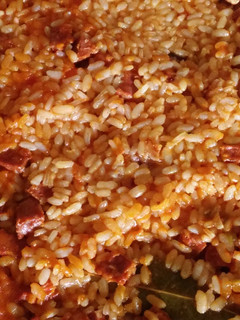 Una foto de Arroz salchichas y chorizo