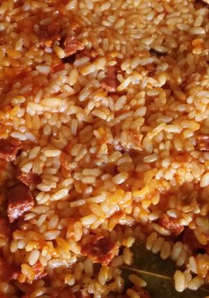 Una foto de Arroz salchichas y chorizo