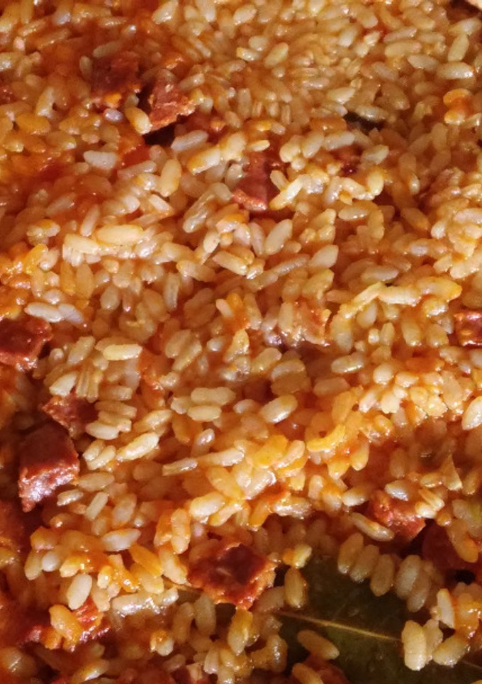 Una foto de Arroz salchichas y chorizo