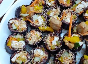 Hình của món Cơm cuộn gạo lứt chay.