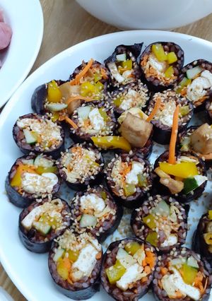 Hình của món Cơm cuộn gạo lứt chay.