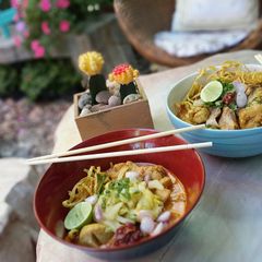 A picture of Khao Soi Gai /Thai Curry Noodle With Chicken.