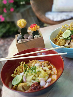A picture of Khao Soi Gai /Thai Curry Noodle With Chicken.