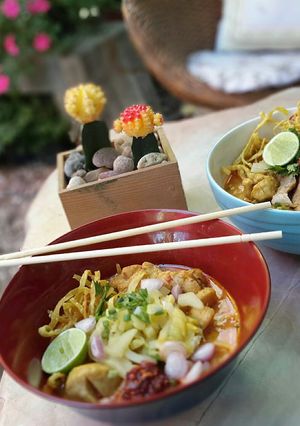 A picture of Khao Soi Gai /Thai Curry Noodle With Chicken.