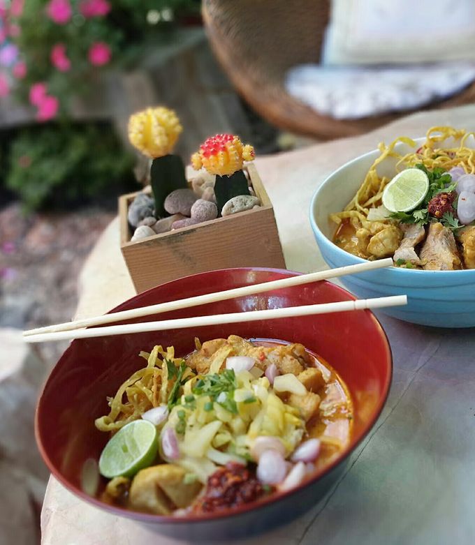A picture of Khao Soi Gai /Thai Curry Noodle With Chicken.