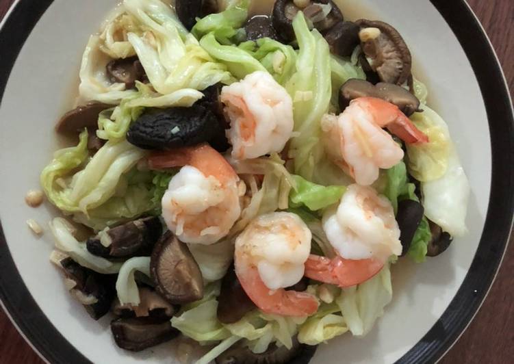 กะหล่ำปลีน้ำปลากุ้งสดใส่เห็ดหอม (Stir-fried cabbage with fish sauce added shrimps and mushrooms)