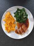 Glasiertes Schweinefilet mit Süßkartoffelstampf und Blattspinat