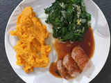 Glasiertes Schweinefilet mit Süßkartoffelstampf und Blattspinat