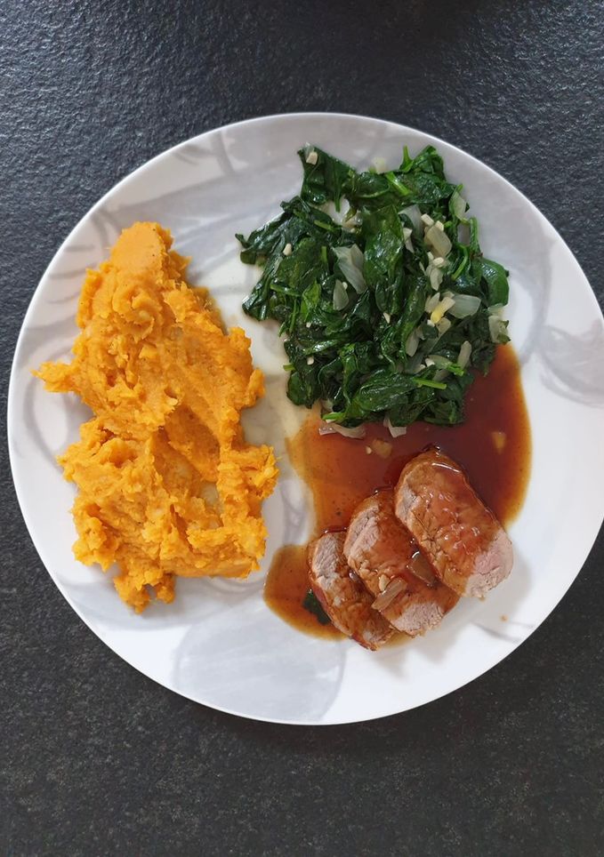 Glasiertes Schweinefilet mit Süßkartoffelstampf und Blattspinat Rezepthauptbild