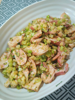 Una foto de Salteado de arroz de brócoli con pota al ajillo