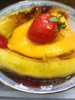 Una foto de Fresas, naranja, plátano, melocotón y mascarpone
