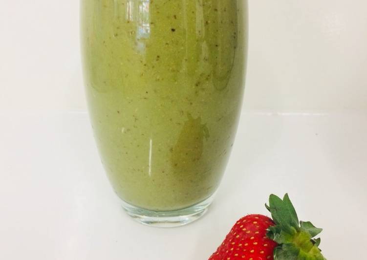 Recipe of Award-winning Spinach &amp; Strawberry Green Smoothie